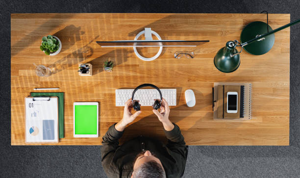 Transition from digital entertainment to focused desk work